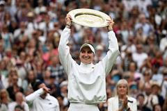 Markéta Vondroušová s trofejí pro vítězku Wimbledonu 2023