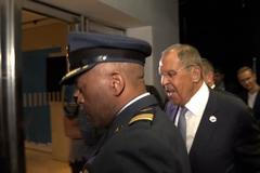 "Co tady do pr*ele děláte?" Lavrov se na summitu obořil na novináře, o Prigožinovi mlčel