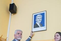 Foto: Petr Pavel ukázal svou známku. Se studenty pověsil na stěnu i nový portrét