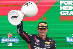 Pilot Red Bullu Max Verstappen slaví triumf ve VC Nizozemska formule 1 2023