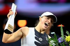 Sestřih vítězného finále Igy Šwiatekové ve Stuttgartu