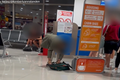 Cestujícímu na letišti na Mallorce ruply nervy. Patnáct minut mlátil se svým kufrem