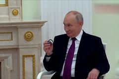 Putin učí se sluchátkem