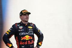 Pilot Red Bullu Max Verstappen v cíli GP Ázerbájdžánu F1 2023