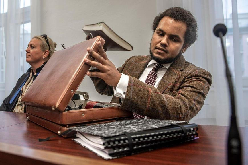 Policie navrhla obžalovat Feriho z dalšího znásilnění. Přes protesty si sundal kondom