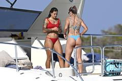 Španělské šampionky slaví výhru MS ve fotbale na jachtě na Ibize