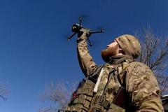 Pilot dronu kličkoval s bombou hustým lesem, hledal vchod do ruského bunkru