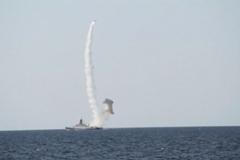 Odpálení rakety Kalibr z ruské lodě v Černém moři.