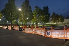 aktivisté zablokovali továrnu BMW