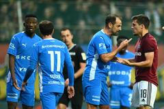 Marek Matějovský v debatě s Lukášem Sadílkem v zápase Mladé Boleslavi a Sparty