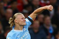 Erling Braut Haaland slaví gól v derby Manchesteru City proti United