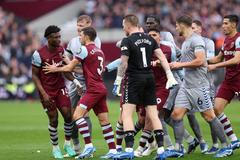 Jordan Pickford z Evertonu v debatě s hráči West Hamu v zápase Premier League