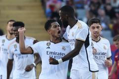 Jude Bellingham a Antonio Rüdiger slaví gól Realu v El Clásicu proti Barceloně