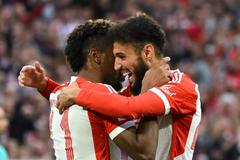 Marocký stoper Bayernu Mnichov Noussair Mazraoui (vpravo) přestoupil loni z Ajaxu Amsterodam.