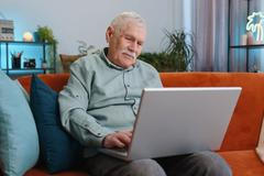 důchodce, počítač, dezinformace