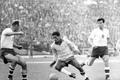 Ján Popluhár (vlevo) a Josef Masopust brání Garrinchu na MS 1962 v Chile