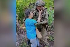 "Tak dlouho jsme čekali." Obyvatelé vesnice Robotyne v slzách vítali ukrajinské vojáky