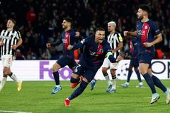 Kylian Mbappé slaví proměněnou penaltu v zápase PSG proti Newcastlu