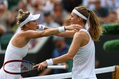 Markéta Vondroušová a Marie Bouzková po osmifinále Wimbledonu 2023