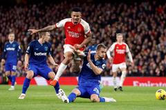 Tomáš Souček a Gabriel Jesus v zápase West Hamu proti Arsenalu