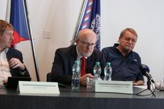 Ministr zdravotnictví Vlastimil Válek naslouchá naštvaným účastníkům setkání s názvem Quo vadis české zdravotnictví?, které pořádal Odborový svaz zdravotnictví a sociální péče ČR