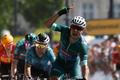 Jasper Philipsen slaví triumf ve třetí etapě Tour de France 2023