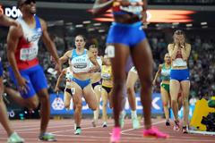 Lada Vondrová (vlevo) a zdrcená Femke Bolová v cíli smíšené štafety na 4x400