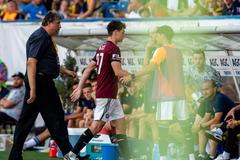 Vyloučený Ladislav Krejčí ze Sparty opouští hřiště v zápase F:L v Teplicích