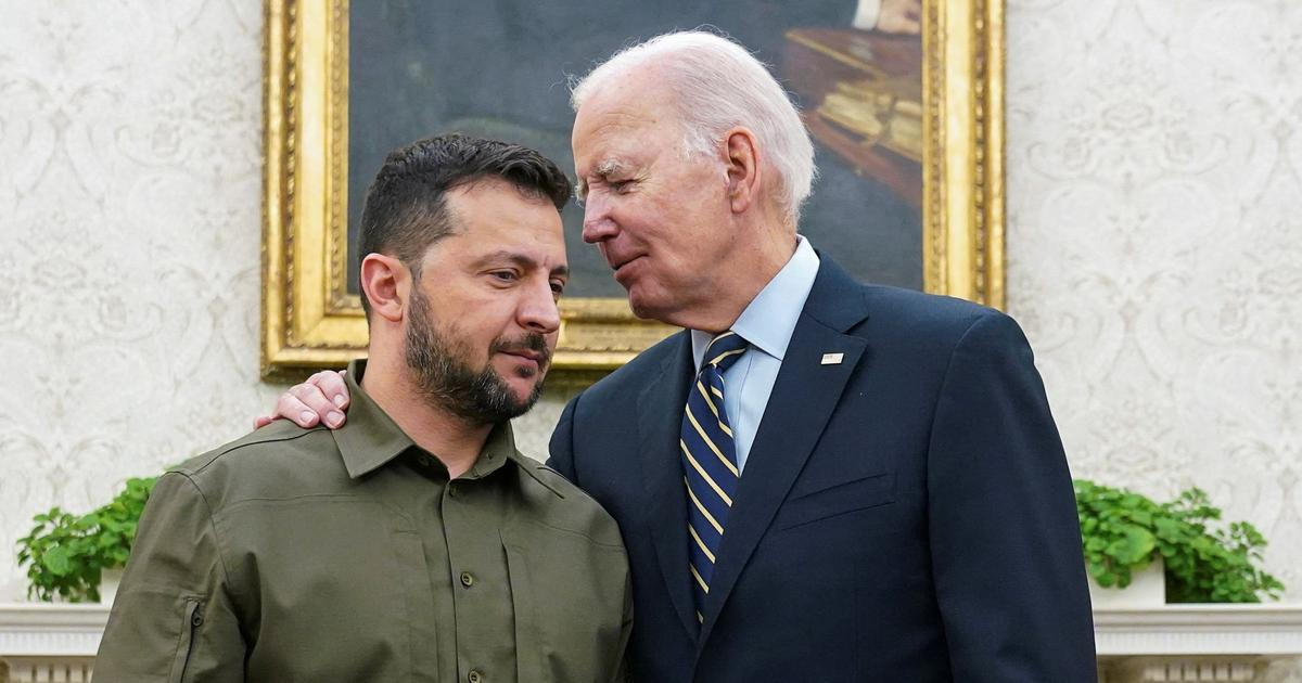 Zpožděná pomoc i tlak na omezení útoků. Ukrajina dnes platí cenu za Bidenovu váhavost