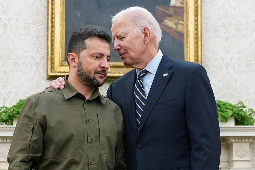 Zpožděná pomoc i tlak na omezení útoků. Ukrajina dnes platí cenu za Bidenovu váhavost