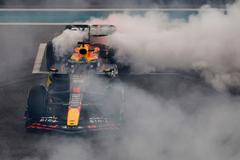 Max Verstappen (Red Bull) slaví vítězství ve VC Abú Zabí formule 1 2023