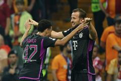 Jamal Musila a Harry Kane slaví gól Bayernu v Lize mistrů proti Galatasarayi