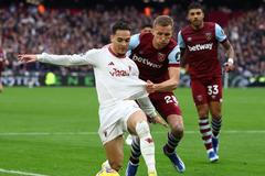 Tomáš Souček v souboji s Antonym z Manchesteru United