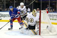 Brankář Bostonu Linus Ullmark v zápase NHL na ledě New Yorku Rangers