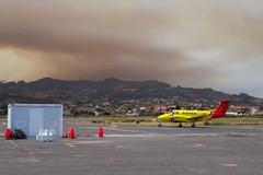 Plameny na Tenerife se vzpírají předpovědím. Jsou na dohled od mezinárodního letiště