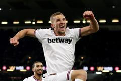 Tomáš Souček slaví vítězný gól West Hamu na hřišti Burnley