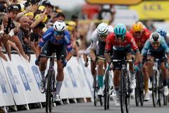 Jasper Philipsen (vlevo) poráží Caleba Ewana ve finiši čtvrté etapy Tour de France 2023