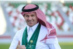 Steven Gerrard na lavičce al-Ittifáku