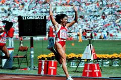 Florence Griffithová-Joynerová v cíli běhu na 100 metrů na olympiádě 1988 v Soulu