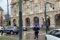 Policisté před budovou Filozofické fakulty.