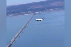 "Jako kdyby se zastavilo v čase." Optická iluze s "visícím" letadlem je hitem sítí