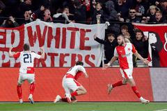 fotbal, Evropská liga 2023/2024, Slavia - AS Řím, radost fotbalistů Slavie po prvním gólu