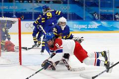 Alena Mills v zápase proti Švédsku na olympiádě v Pekingu 2022