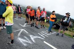 Nápis fanoušků na Tour de France odkazující na zastřelení sedmnáctiletého Nahela