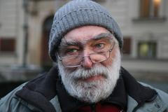 Jiří Gruntorád ve středu vpodvečer před Úřadem vlády, kdy načal šestý den své hladovky