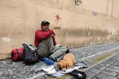 Bezdomovec Pepa, žebrání se psy