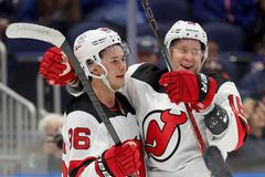 NHL: Jack Hughes (86) a Ondřej Palát, New Jersey Devils