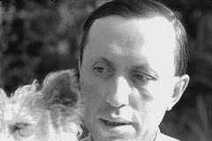 Spisovatel Karel Čapek drží v náručí fenku foxteriéra Dášeňku.