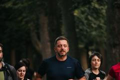 Ministr vnitra Vít Rakušan běží v rámci akce, na kterou zval své ostré kritiky ze sociálních sítí