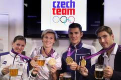 Čeští olympionici Zuzana Hejnová, Barbora Špotáková, Jaroslav Kulhavý a David Svoboda zapíjejí své medaile plzeňským pivem po příjezdu z OH 2012 v Londýně.